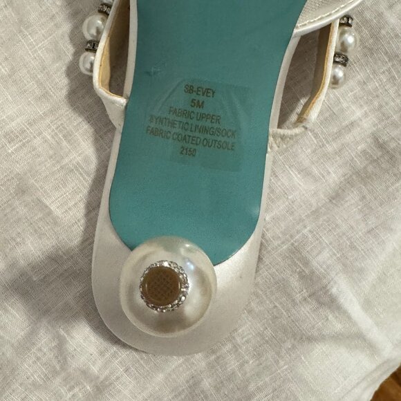 Betsey Johnson white & pearl heels size 5 US - Picture 8 of 11